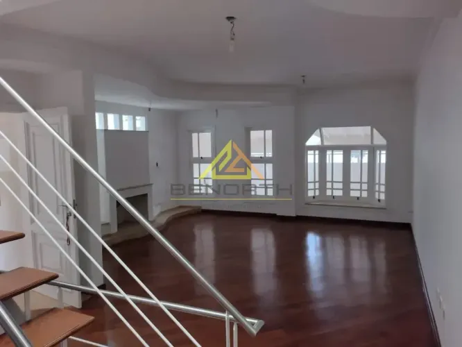 Sobrado em Santana com 296 m² com 3 suítes e 3 vagas de garagem.