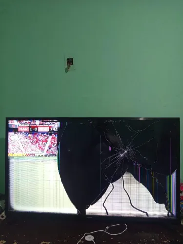 Vendo televisão de 42 polegadas da Samsung com a tela com defeito para retirada de peças.