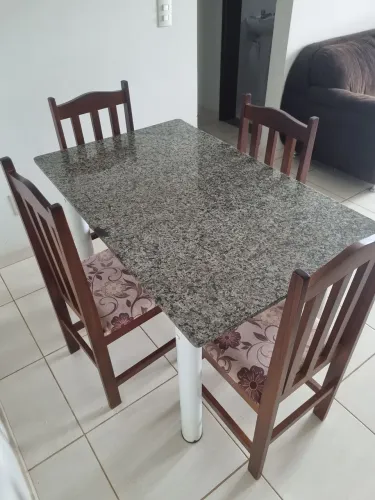 Mesa com tampo de mármore + 4 cadeiras de madeira em excelente estado
