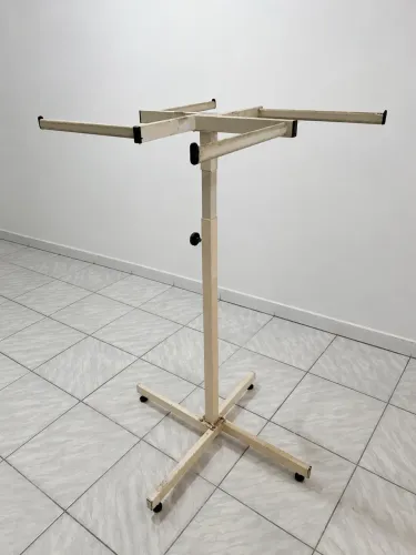 Expositor de roupas metálico 4 braços e regulável
