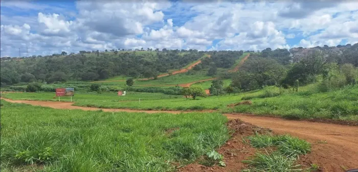 Imóvel para venda tem 371 metros quadrados em Felipe Cláudio de Sales - Pedro Leopoldo - M