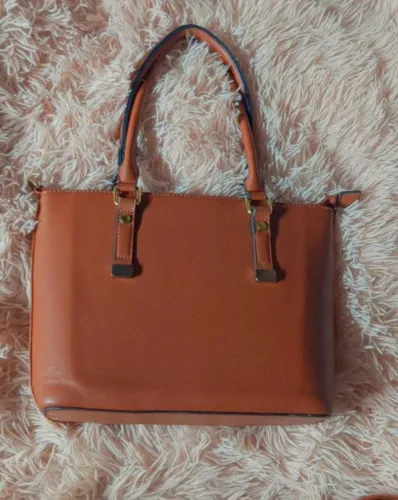 Vendo bolsas média e bolsa preta pequena em perfeito estado 