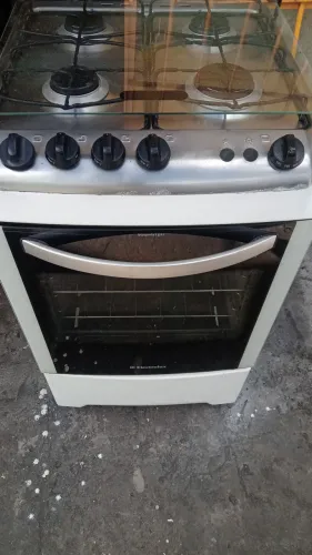 Fogão Electrolux 4 bocas com automatico  em todas e forno 