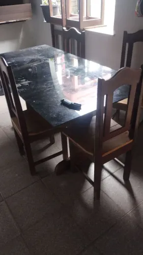 Mesa de 6 lugares de madeira e vidro