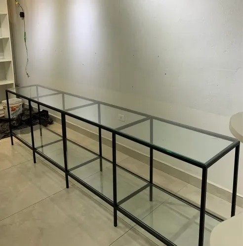 Balcão Expositor de Ferro e Vidro