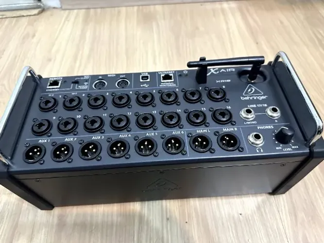 Mesa de Som Digital Behringer XR18 - Excelente oportunidade!