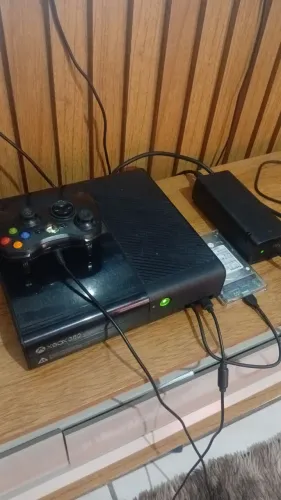 XBOX 360 SUPER SLIM COM HD EXTERNO DE 1 TERA COM MAIS DE 50 JOGOS E 3 MESES DE GARANTIA
