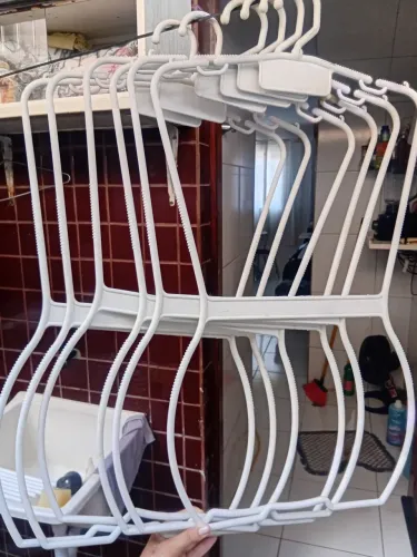 Cabides em forma de corpinho adulto.