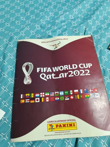 Álbum Copa 2022 Panini - 82% Completo - C/ Messi e Escudo do Brasil - Impecável!