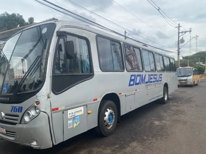 Ônibus rodoviário motor dianteiro Neobus 