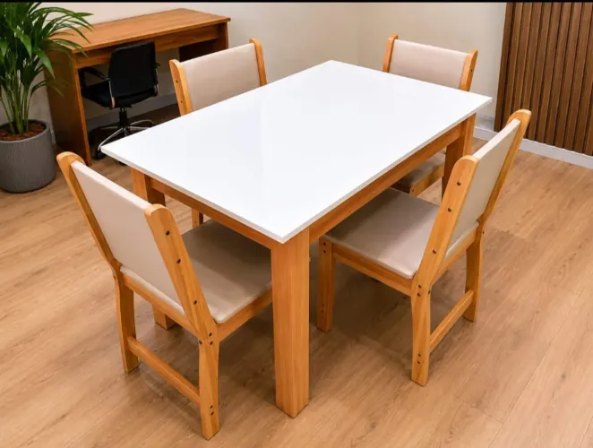 Jogo de mesa com quatro cadeiras Nova na promoção