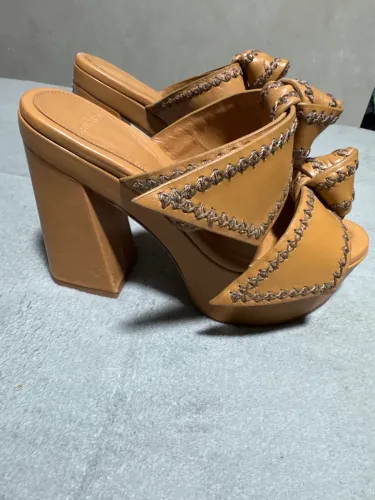 Sandália Alexandre Birman tamanho 36( forma pequena )