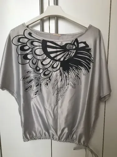 lindíssima blusa em cetim cinza