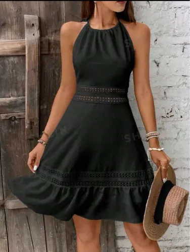 Vestido Preto de Alça com Detalhes em Renda