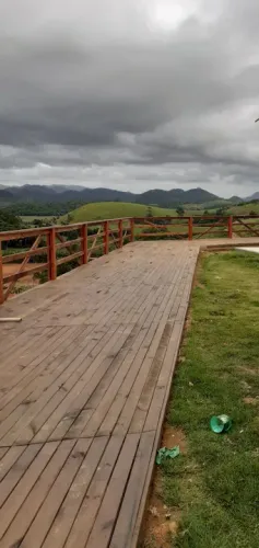 Deck de madeira para área externa