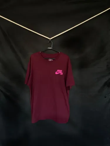 Camiseta Nike SB Vinho