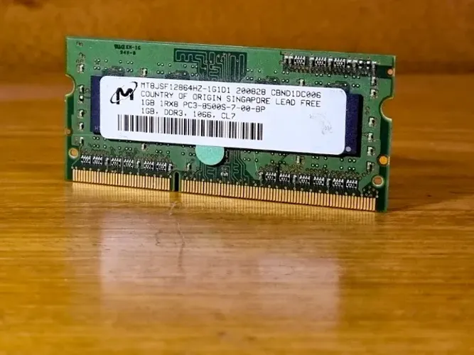 Memória RAM Micron 1GB DDR3 1066MHz para Notebook