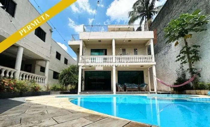 Casa à venda na Granja Viana, Cotia, com 3 suítes, com 566 m² - Gramado