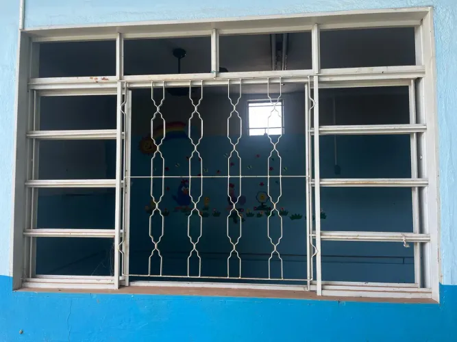 Janela de Alumínio com Grade de Proteção sem vidro