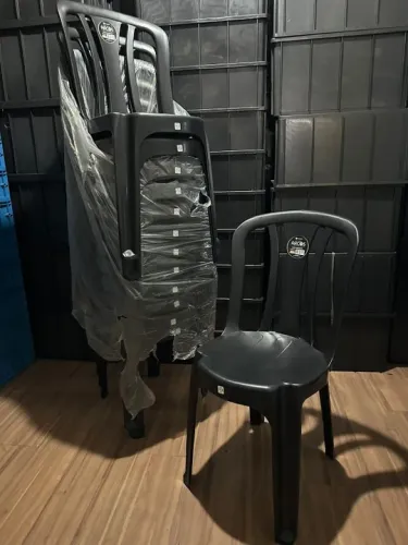 cadeira plastica sem braço cor preta R$46,90