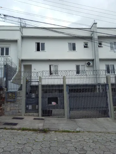 Kitnete/Studio UFSC-Carvoeira mobiliada só feminina / segura e limpa