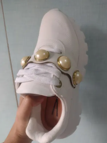 Tênis Branco com Detalhes de Pérolas (Tam. 34)
