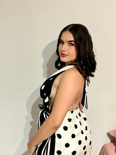 Vestido FARM estilo retrô preto e branco com bolinhas