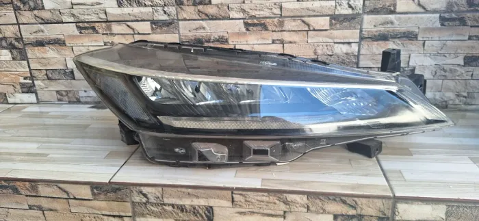 Farol Nissan kicks