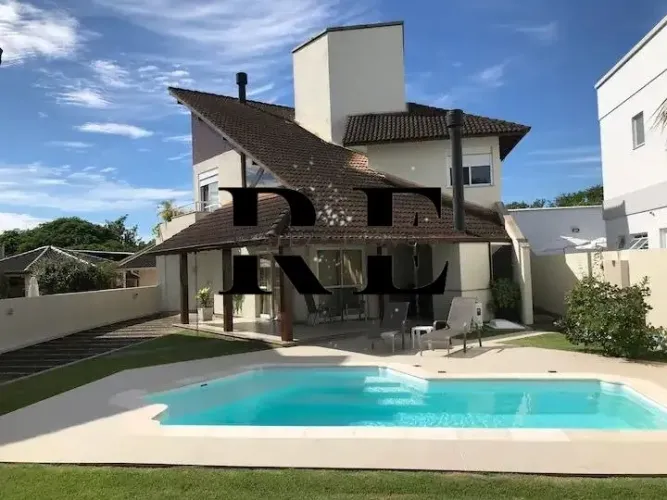 Casa Ampla com Piscina e Lareira para Locação Anual em Daniela - 300 m² de Conforto e Laze