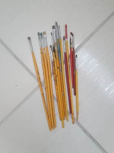 Pincéis novos e pouco usados 