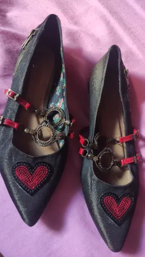 Sapatos Femininos Pretos com Detalhes em Vermelho