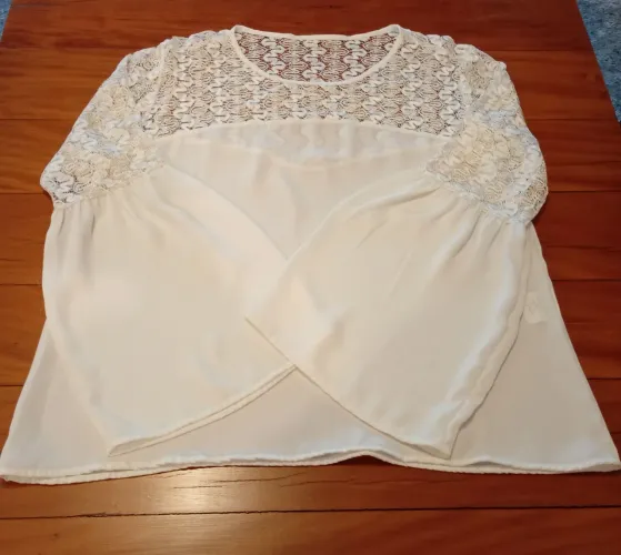 Blusa feminina creme com detalhes em renda