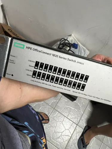 Switch HP OfficeConnect 1820 - 24 portas Gigabit + 2 slots SFP