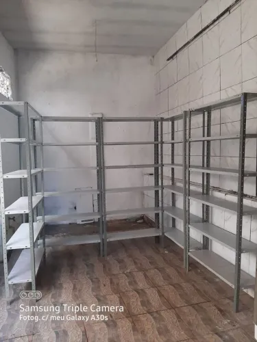 Estantes de aço