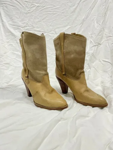 Bota Cano Curto em Couro Bege