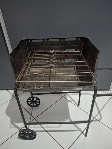 Churrasqueira de Ferro com Rodas