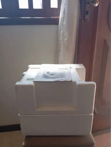 Máquina overloque Singer.