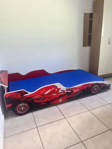 Cama e colchão infantil