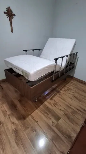 Cama motorizada com elevação de leito