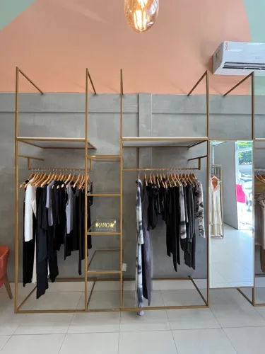 Expositor, Arara com Prateleira e Espelho para Loja de Roupas