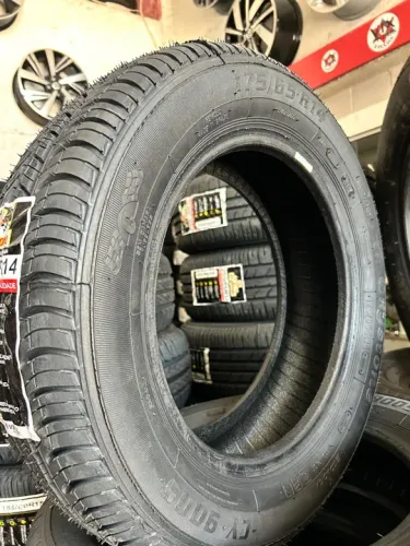 Pneu 175/65 R14 remolde Crystone (borracha vipal)