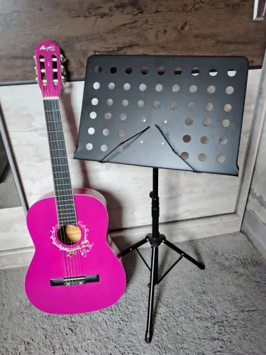 Violão e estante partitura