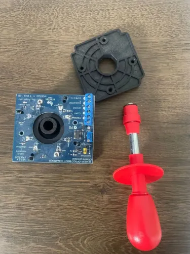 Manche, sensor optico e restritor