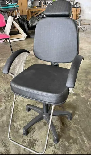 Cadeira disponível em várias cores 