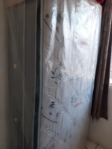 Cama box de solteiro novinha