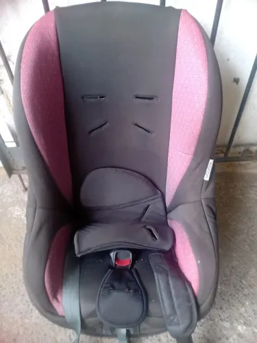 Cadeirinha de bebê para carro.