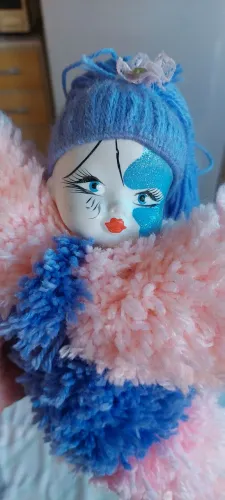 Linda boneca de lã e porcelana