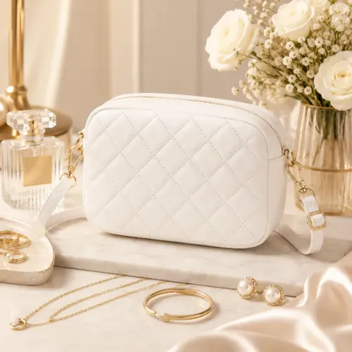 Bolsa Feminina Branca Matelassê Transversal Elegante