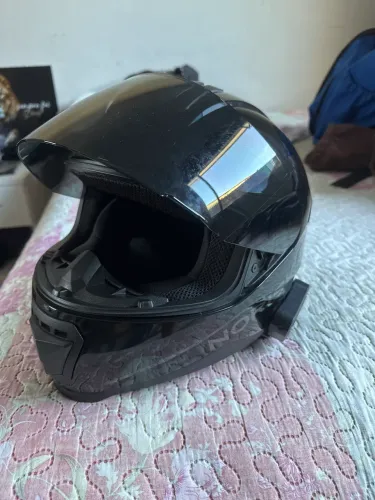 Capacete Razor black edition, com viseira escura e transparente e aerofólio