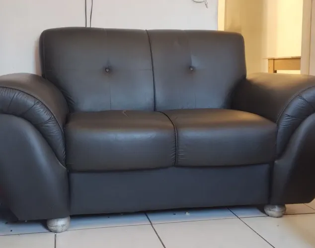 SOFÁ COURO SINTÉTICO PRETO